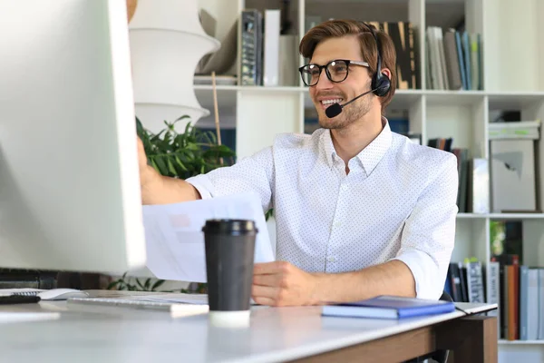 Sonriente Joven Hombre Negocios Teniendo Videollamada Oficina — Foto de Stock