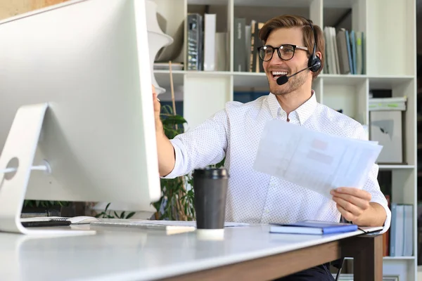 Sonriente Joven Hombre Negocios Teniendo Videollamada Oficina — Foto de Stock