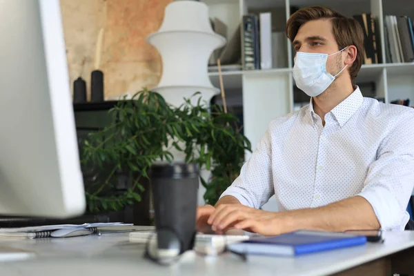 사업가가 의료용 마스크를 일하고 — 스톡 사진