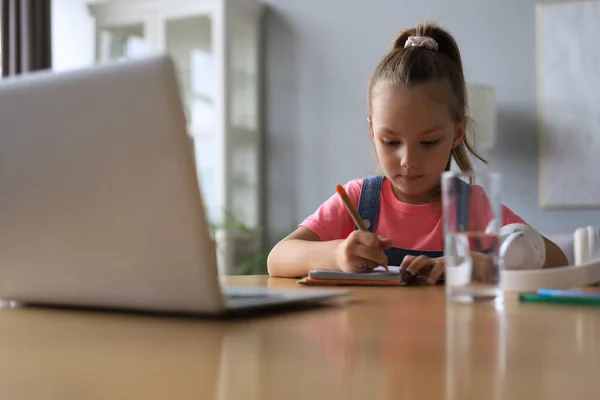 Afstandsonderwijs Vrolijk Meisje Meisje Hoofdtelefoon Met Behulp Van Laptop Studeren — Stockfoto