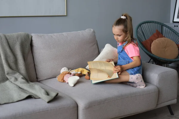 Klein Meisje Zit Thuis Doet Huiswerk Zelfstudie Van Het Materiaal — Stockfoto