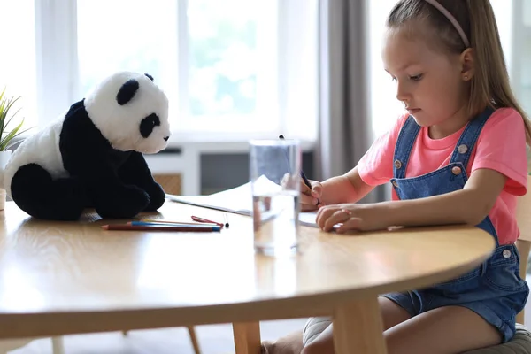 Lachend Gelukkig Meisje Zittend Tafel Met Een Speelgoedpanda Beer Buurt — Stockfoto