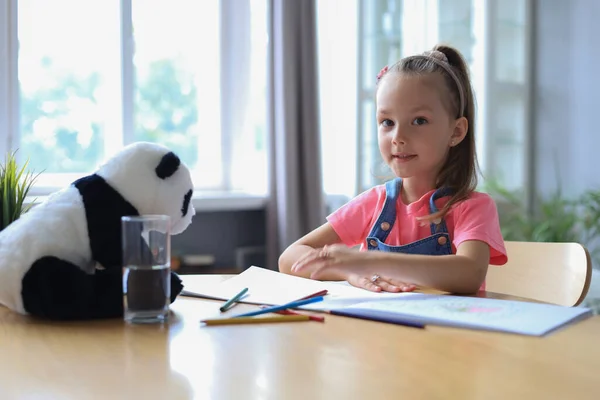 Fille Heureuse Frappante Assise Dans Table Avec Ours Panda Jouet — Photo