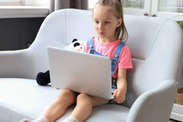 Afstandsonderwijs Vrolijk Klein Meisje Met Behulp Van Laptop Computer Studeren — Stockfoto