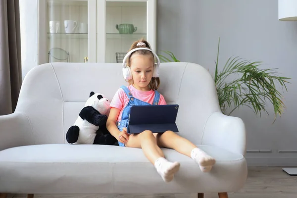 Afstandsonderwijs Vrolijk Klein Meisje Met Behulp Van Laptop Computer Studeren — Stockfoto