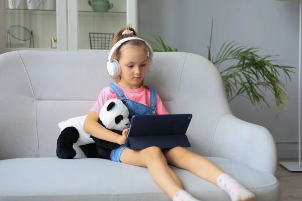 Ensino Distância Menina Alegre Usando Computador Portátil Estudando Através Sistema — Fotografia de Stock