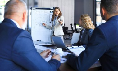 Takım antrenman çizelgesi ofisiyle iş konferansı sunumu