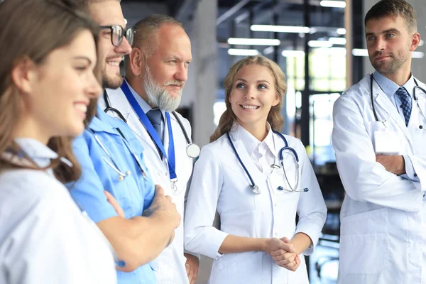 Equipo Diferentes Médicos Conversando Hospital —  Fotos de Stock