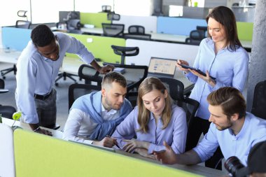 Takım genç profesyonelleri ofiste gelişigüzel tartışıyorlar. Yöneticiler tatilde dostça tartışıyorlar