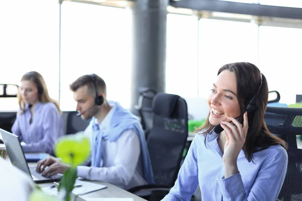 Office Arka Planda Çalışan Meslektaşları Ile Kulaklık Giyen Kadın Müşteri — Stok fotoğraf