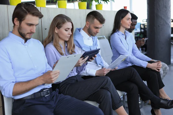 Gente Negocios Esperando Entrevista Trabajo —  Fotos de Stock