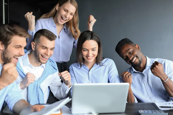 Szczęśliwi Biznesmeni Śmieją Się Przy Laptopie Biurze Udane Dowcipy Współpracowników — Zdjęcie stockowe