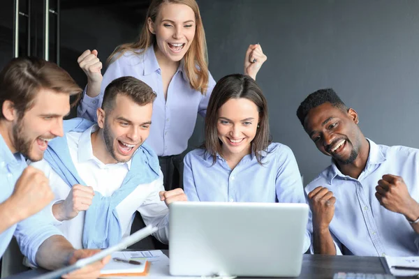 Gelukkige Zakenmensen Lachen Buurt Van Een Laptop Kantoor Succesvolle Team — Stockfoto