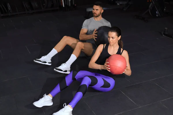 Bonito Jovem Casal Esportes Está Trabalhando Com Bola Medicina Ginásio — Fotografia de Stock