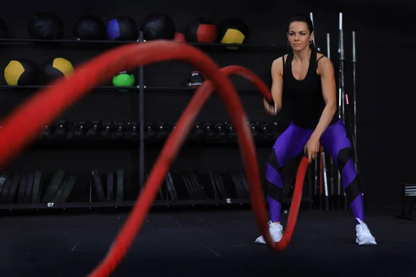 Fit Mulher Usando Cordas Batalha Durante Treinamento Força Ginásio — Fotografia de Stock