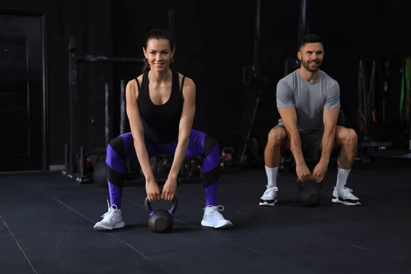 Fit Casal Muscular Focado Levantar Haltere Durante Uma Aula Ginástica Imagens De Bancos De Imagens