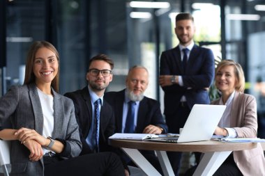 Ofis toplantısındaki pozitif iş çalışanlarının portresi.