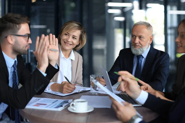 Grupo Parceiros Negócios Discutindo Ideias Planejando Trabalho Escritório — Fotografia de Stock