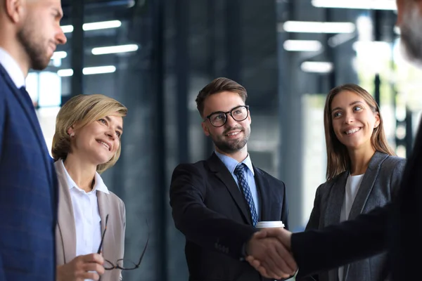 Empresários Apertando Mãos Terminando Uma Reunião — Fotografia de Stock