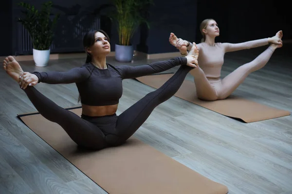 Dos Mujeres Deportivas Haciendo Ejercicio Yoga Fitness Sentadas Suelo Estirando —  Fotos de Stock