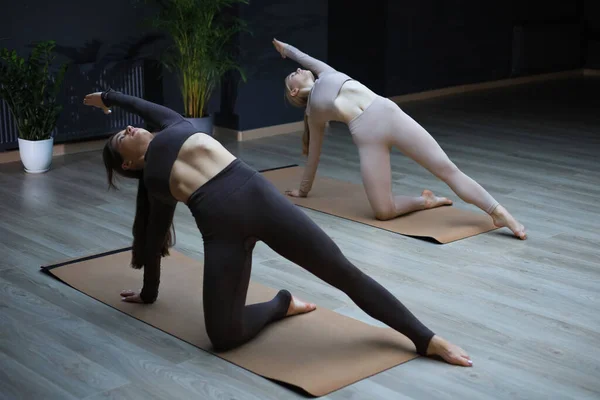 Två Sportiga Kvinnor Gör Stretching Planka Pose Sträcka Händer Och — Stockfoto