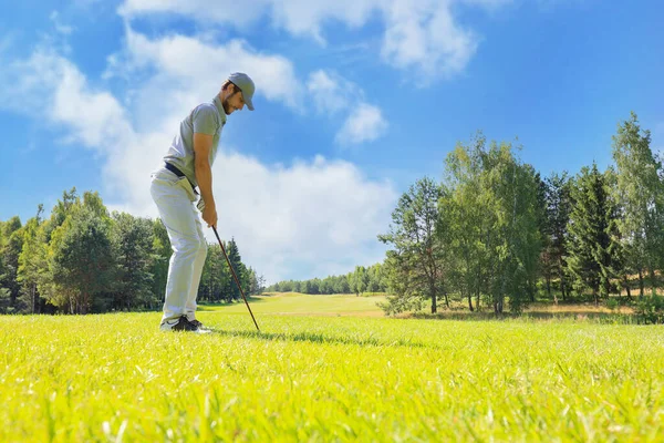 晴れた日にゴルフをするゴルフ選手の完全な長さ ゴルフコースで撮影プロの男性ゴルファー — ストック写真