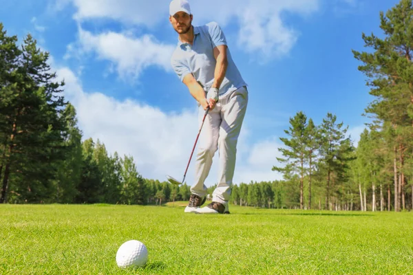 Volledige Lengte Van Golfspeler Golfen Zonnige Dag Professionele Mannelijke Golfer Rechtenvrije Stockfoto's