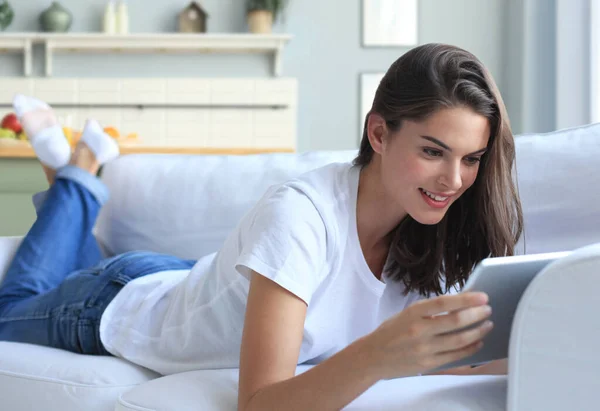 Hermosa Mujer Joven Usando Tableta Sentada Sofá Casa Sala Estar — Foto de Stock