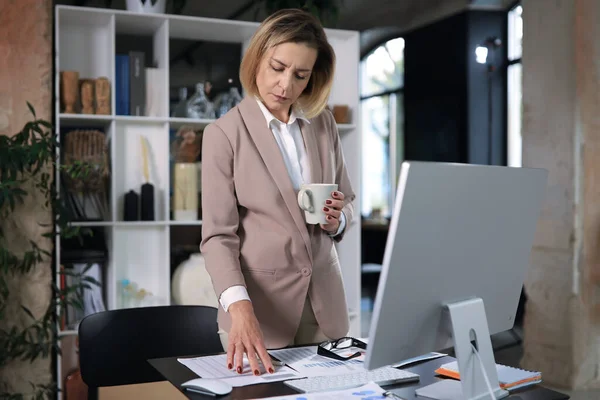 Attraente Donna Mezza Età Che Lavora Ufficio Utilizzando Computer Desktop — Foto Stock