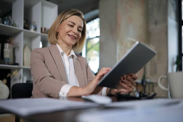 Bella Donna Affari Sul Posto Lavoro Utilizzando Tablet Digitale — Foto Stock