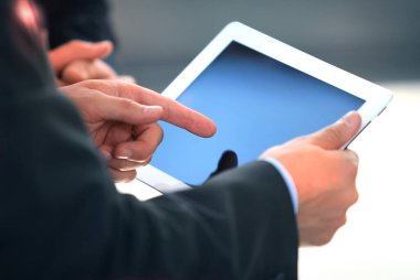 Dijital tablet ofiste tutan işadamı.