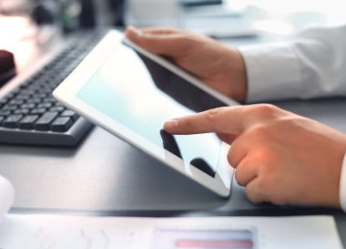 Elinde dijital tablet tutan bir iş adamı. İş konsepti.
