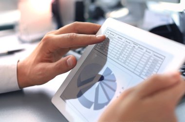 iş kişi mali tablet ekrandaki istatistik analiz