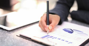 iş kadını ofiste iş not alma