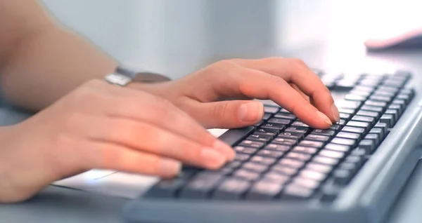 Close Female Hand Typing Keyboard — Stock Photo, Image