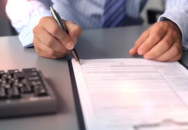 Geschäftsmann Sitzt Schreibtisch Und Unterschreibt Einen Vertrag Mit Seichtem Fokus — Stockfoto