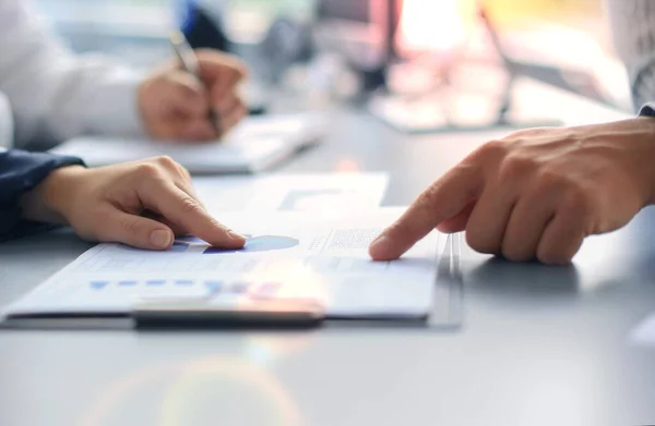 Persona Negocios Irreconocible Analizando Gráficos Tomando Notas — Foto de Stock