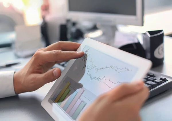 Geschäftsmann Analysiert Finanzstatistiken Auf Dem Tablet Bildschirm — Stockfoto