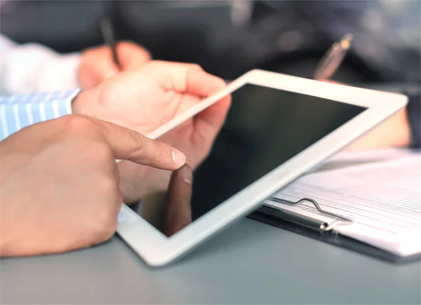 Afbeelding Van Menselijke Hand Wijzend Touchscreen Werkomgeving Vergadering — Stockfoto