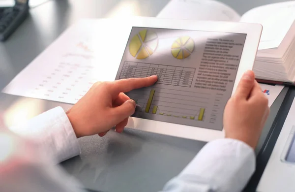 Przedsiębiorca Analizy Finansowej Statystyki Wyświetlane Ekranie Tabletu — Zdjęcie stockowe