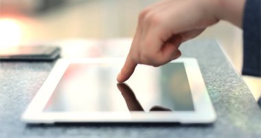 kadın el modern dijital tablet PC ekran dokunaklı. sığ derinliği alan odak üstünde parmak ile yakın çekim yansıma.