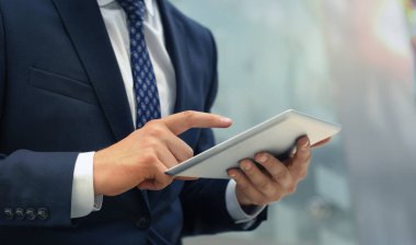 midsection dijital tablet kullanma office iş adamı