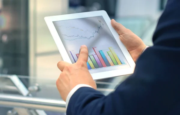 商务人士分析 平板电脑屏幕上显示的金融统计 — 图库照片