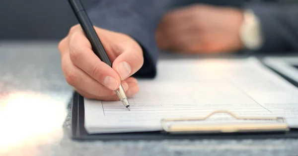 Close Businesswoman Makes Note Business Document — Stock Photo, Image