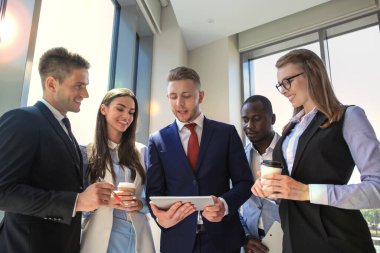 Grup tablet üzerinde çalışan iş insan