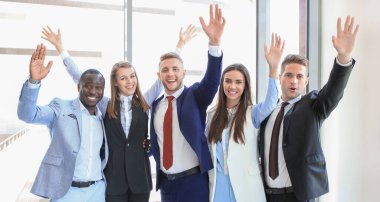 Ofiste grup başarılı iş sallayarak portre eller