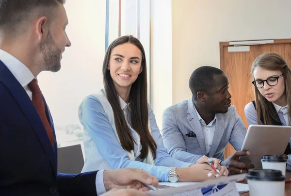 Joven Hombre Guapo Gesticulando Discutiendo Algo Mientras Sus Compañeros Trabajo — Foto de Stock