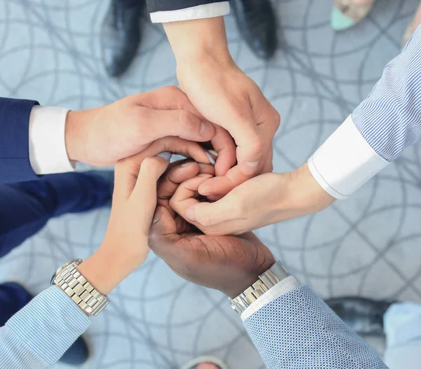 Grupo Multiétnico Jóvenes Poniendo Sus Manos Encima Los Demás Imagen — Foto de Stock