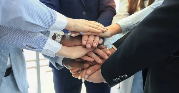 Grupo Multiétnico Jóvenes Poniendo Sus Manos Encima Los Demás Imagen —  Fotos de Stock