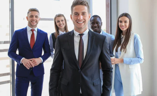 Feliz Hombre Negocios Inteligente Con Compañeros Equipo Discutiendo Segundo Plano — Foto de Stock